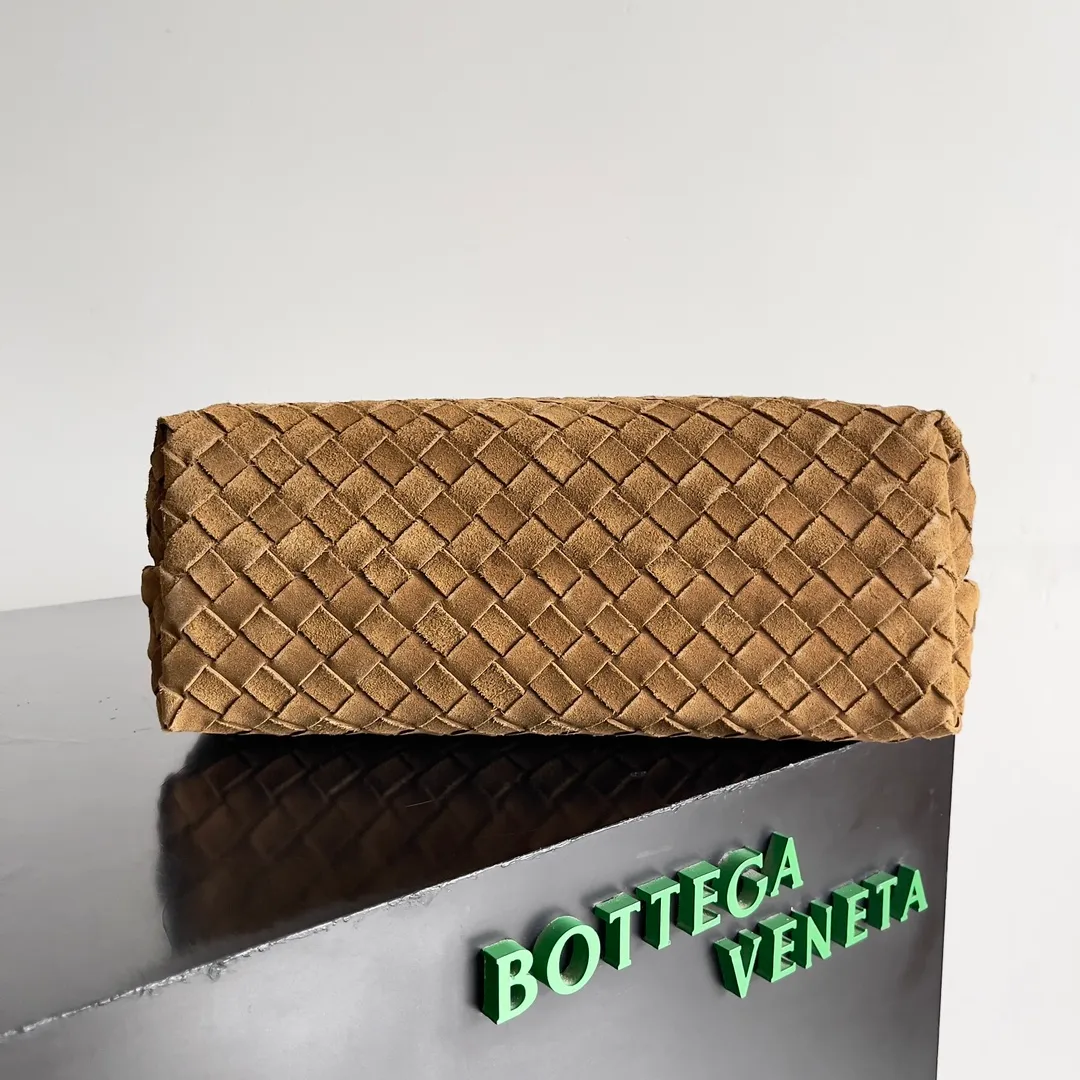 The 2023 new Andiamo batch of 2360 BV has been shipped‼ ️Really popular🔥The new Andiamo woven handbag launched by Bottega Veneta this season is really popular all over the world! ! Celebrities at home and abroad have worn it, and Oscar-winning actress Michelle Yeoh has taken it out on the street. Song Jia, Trai Yara, Yu Feihong, Sanji Ayaka, Rosie Hunting-Whiteley, Yoshioka Riho, etc. have all picked up this bag. It is classic and versatile, showing off its temperament, and the bag capacity is also large, which is very convenient for daily commuting! ! A variety of carrying methods, the shoulder straps can be adjusted by yourself, the original lambskin feels soft and delicate, and the neutral style is created to break gender boundaries and bring a more practical and longer-lasting use experience. Andiamo, which has both elegant and casual styles, perfectly interprets "fashionable old money style". Style number: 743572 (sugar) Size: 32*24*12